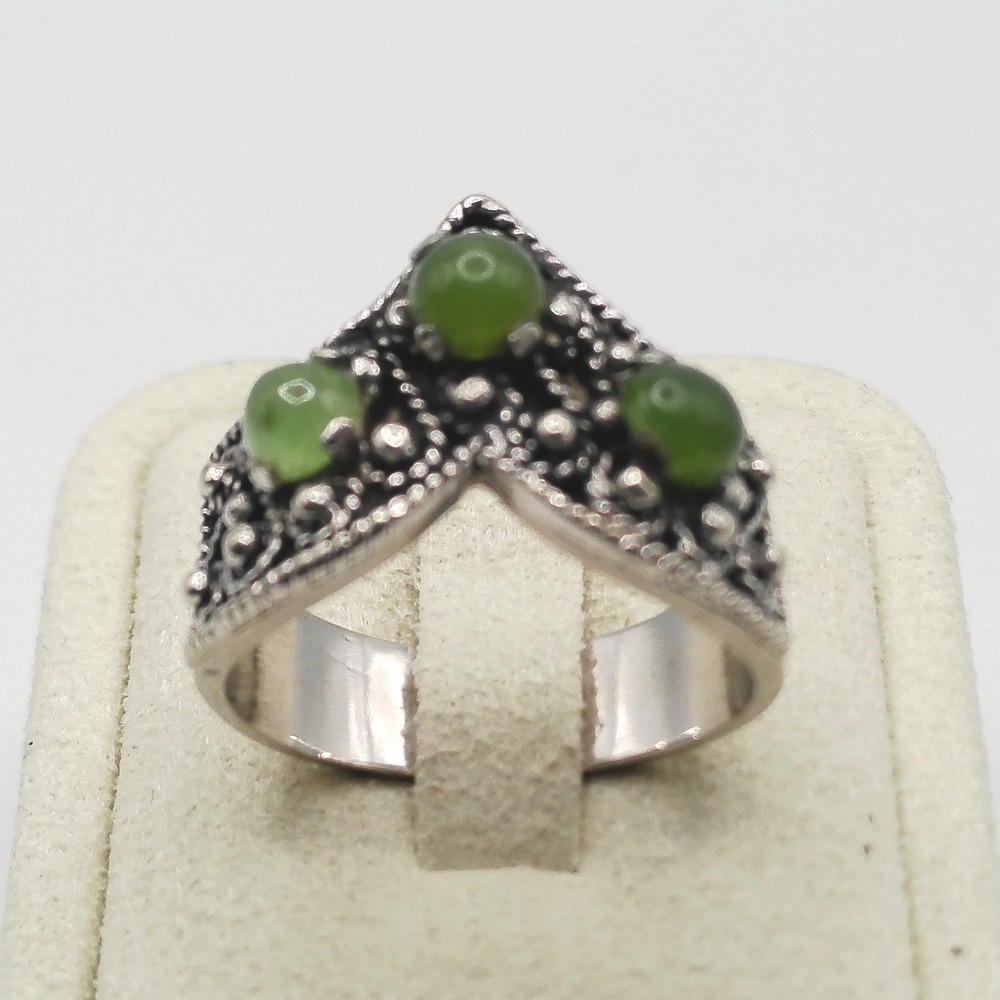 Silver Tone Decorative Green Stone Cabochon Filigree Chevron Ring Size 10.25
